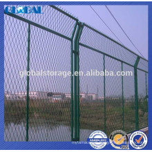 Curved welded wire mesh fence